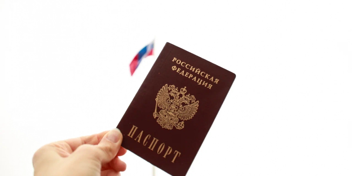Обложку для паспорта с изображением барса подарят 18-летним избирателям в Псковской области редакции