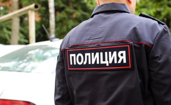 Мужчина похитил смартфон у женщины и собирался его продать