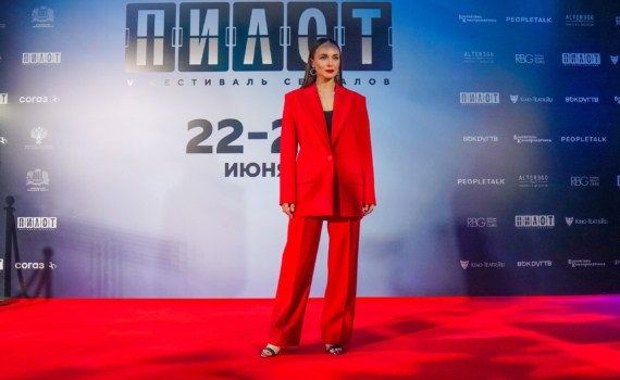 Бежевый больше не в тренде: 6 сочных оттенков на подиумах и улице — томатный красный и не только Бежевый больше не в тренде: 6 сочных оттенков на подиумах и улице — томатный красный и не только